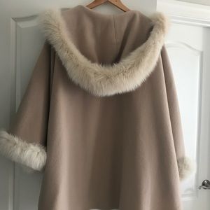 Cape with fox fur